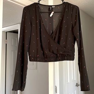 Black cropped V-neck blouse with red flowers (H&M)